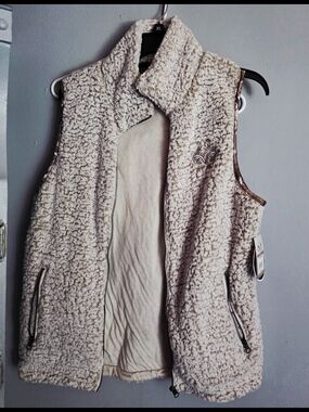 Realtree Cream Sherpa Fleece Vest with Camouflage Trim
